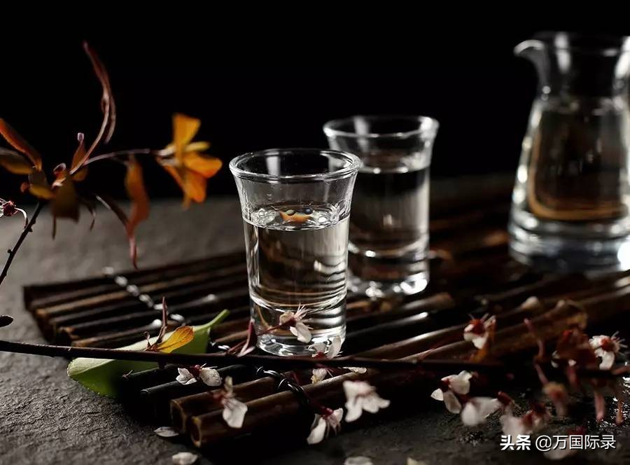 白色衣服染色用84也去不掉怎么办,衣服被84消毒水染色怎么恢复原色