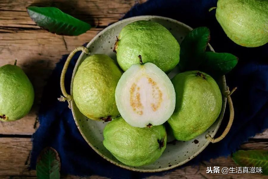 番石榴营养丰富的热带水果,番石榴香甜的还是脆甜的最好吃