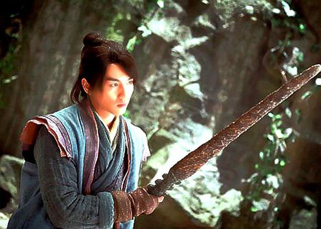 杨过用独孤九剑战东方不败谁厉害,令狐冲和杨过谁的独孤九剑厉害