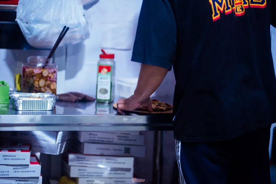 这是一家神奇Pizza小店，居然默默霸占着海口点评西餐榜TOP1