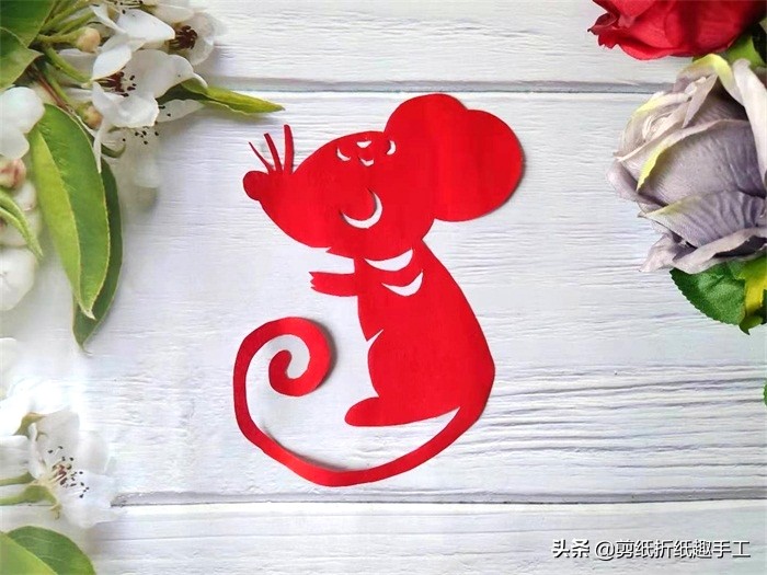 剪纸窗花可爱的小老鼠,老鼠剪纸怎么剪