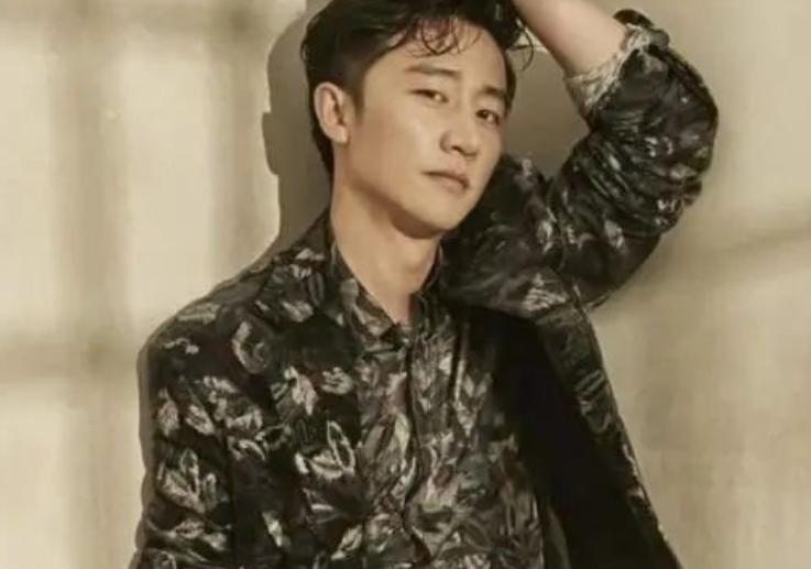 男人40岁穿什么颜色显年轻,男人不管穿啥建议少挑这2种颜色