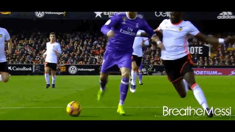 球王假装老人踢足球,内马尔假摔和c罗假摔哪个多