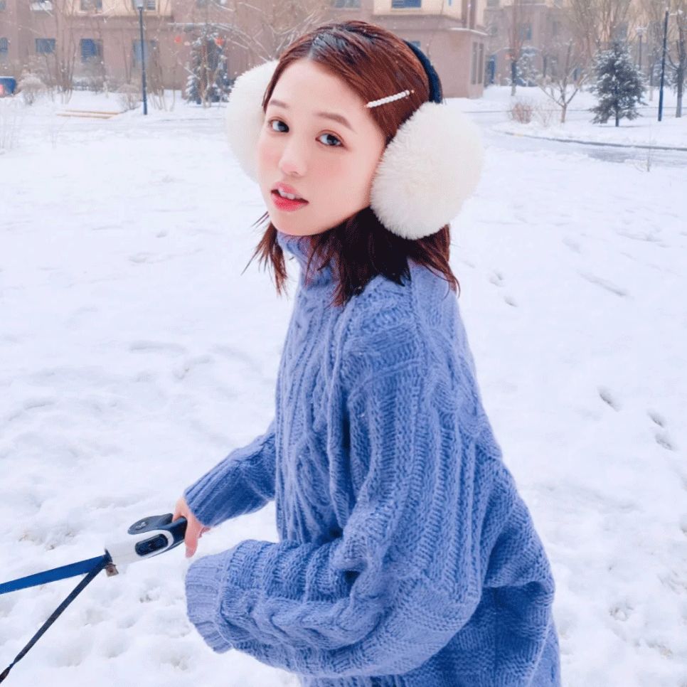 早春外套穿搭学生党甜酷,大衣卫衣短裙靴子