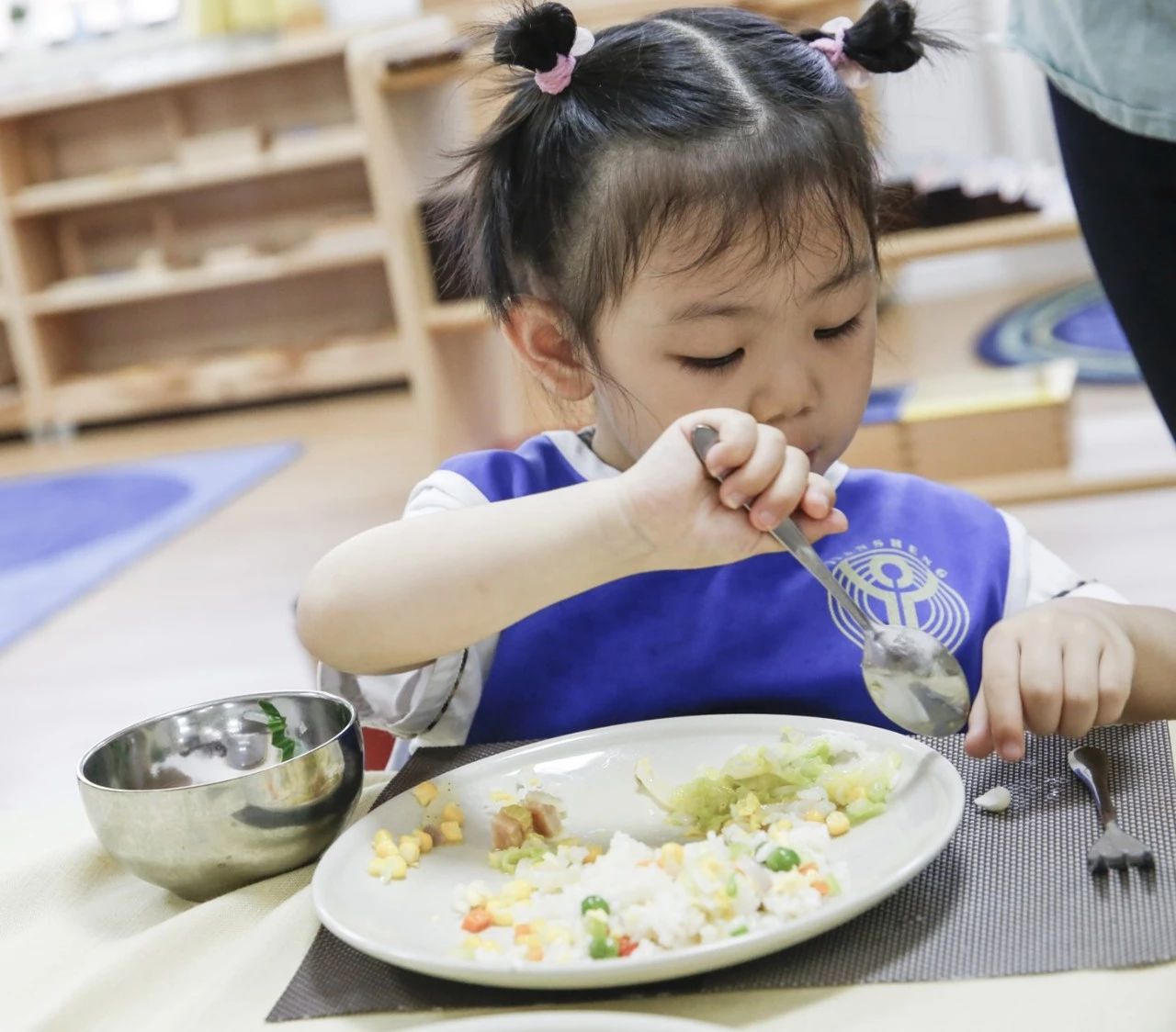吃饭看出有教养和没教养,吃饭看手机是没有教养的表现么