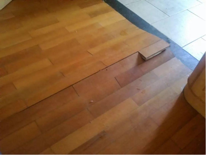 地板表面踩着有声音怎么处理,地板走动有响声