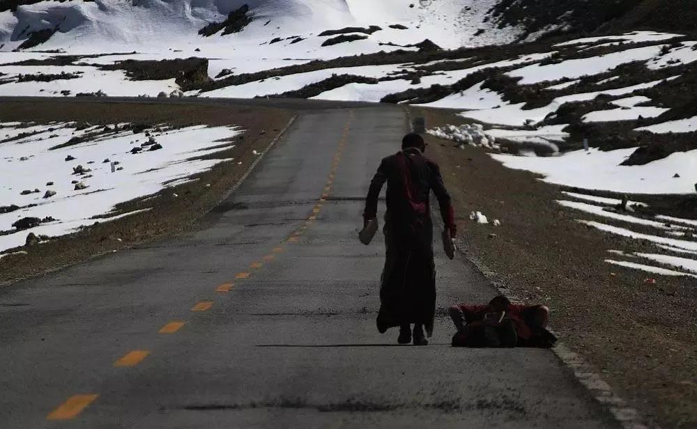 信仰的力量：*藏西**人为什么磕长头