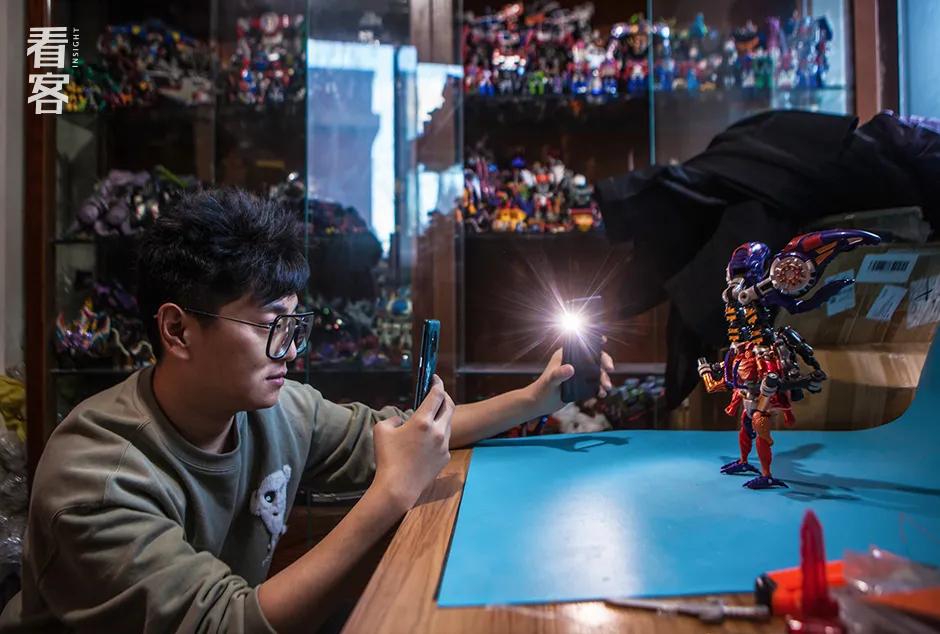 我在静止的东北小卖铺，淘到了属于成年人的玩具总动员