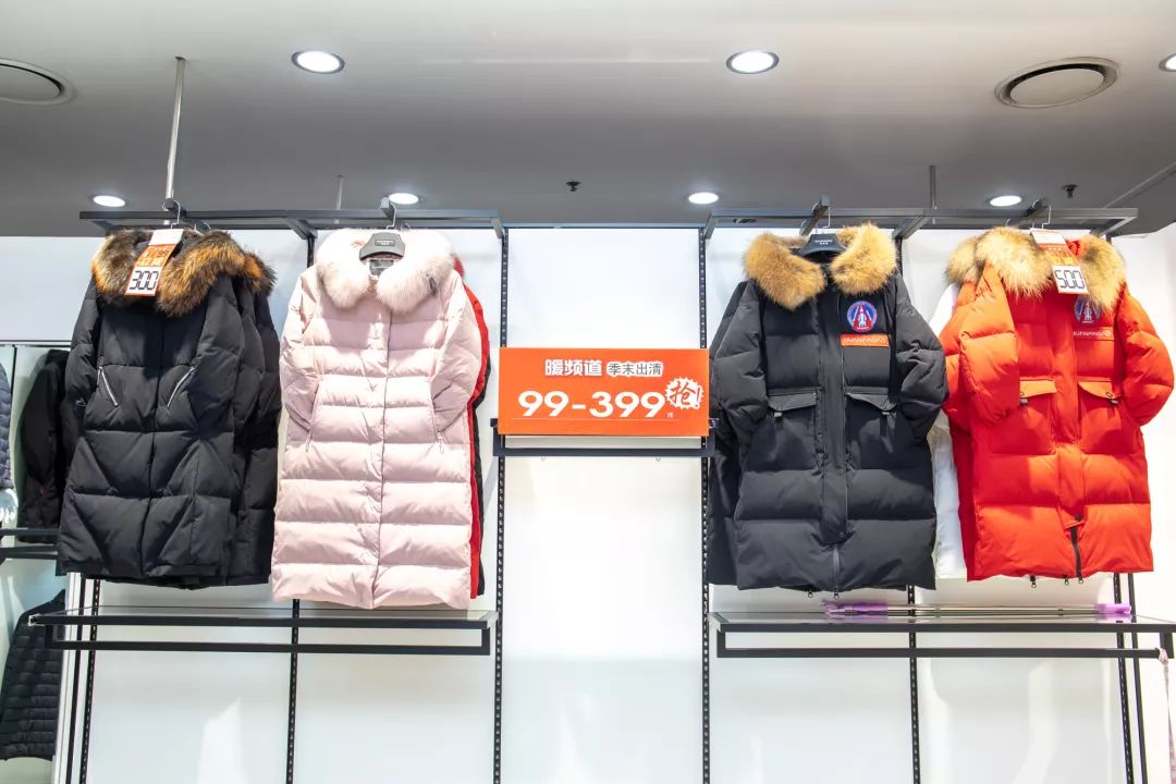 品牌羽绒服低至99元！百货大楼要被搬空了