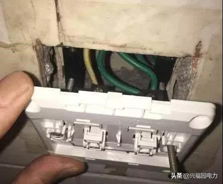 墙上插座松动怎么处理,墙上插座松动了怎么办