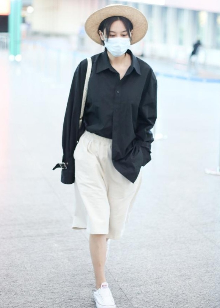 张馨予帽子造型,张馨予戴草帽玩特效自拍超接地气