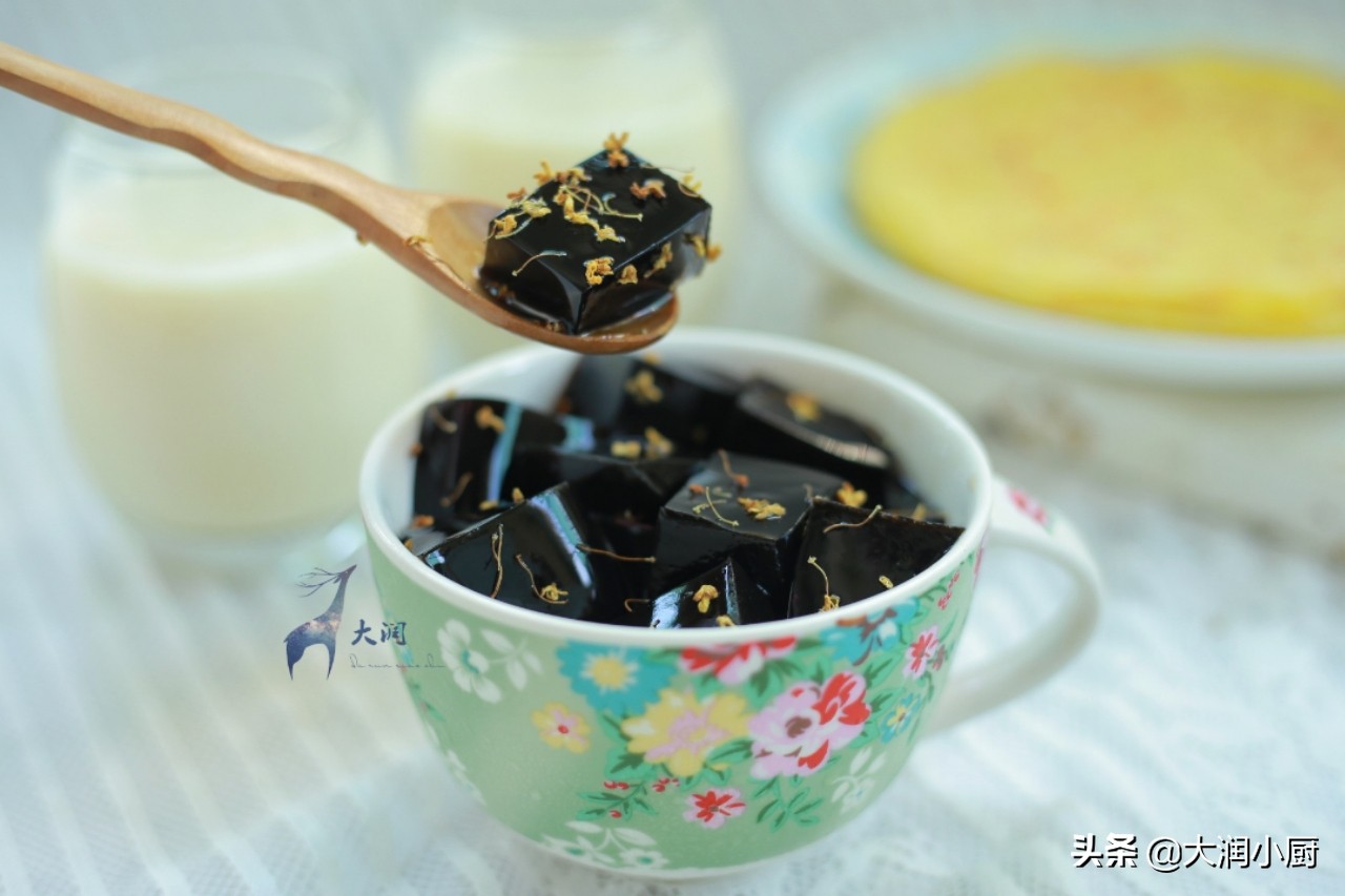 自制龟苓膏清热消暑的必备饮品,制作龟苓膏用什么凉粉