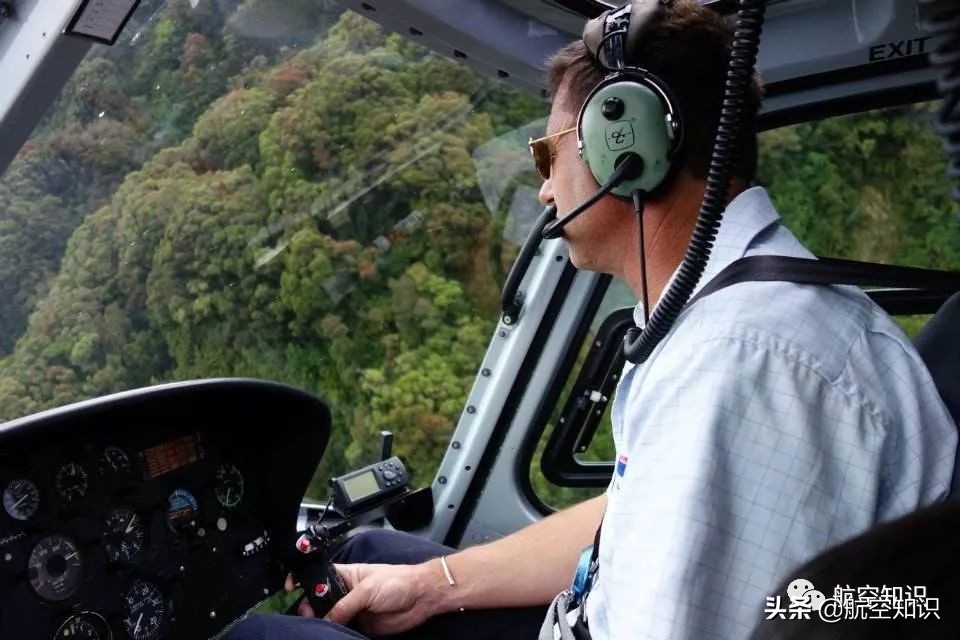 想了解飞行员？可以先从他的包入手