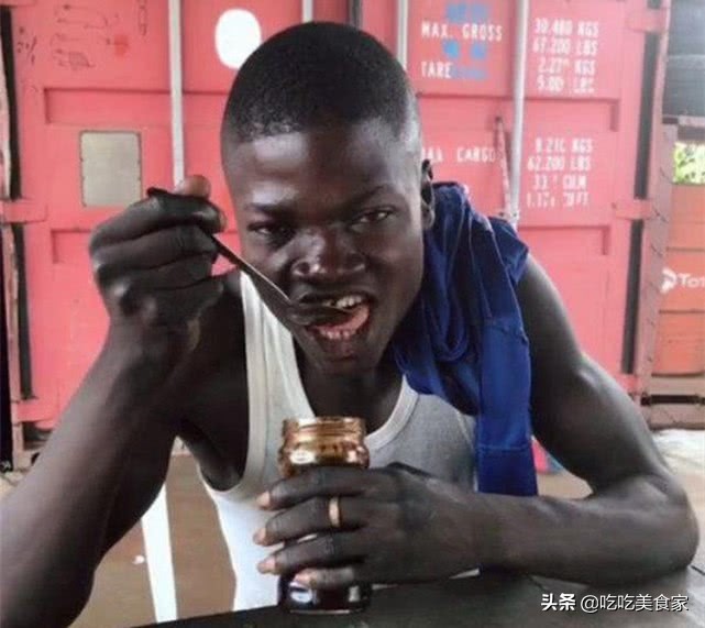 看看非洲小伙吃老干妈，虽然嘴上说不要，但表情却出卖了他