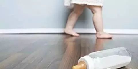 奶粉冲不开有结块是奶粉假吗,奶粉结块冲开是颗粒状