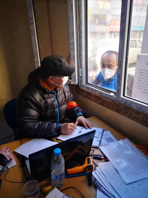 最美志愿者活动简报,社区战疫最美志愿者