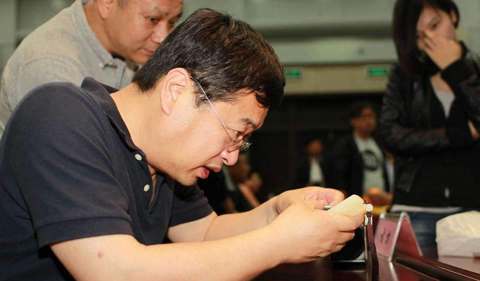 玉石常见的4种鉴定方法,玉石鉴定手电单光好还是三光源好