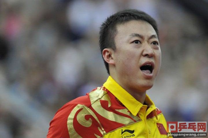 对付发球不抛球的人,马琳还有个标志性的侧身爆冲技术