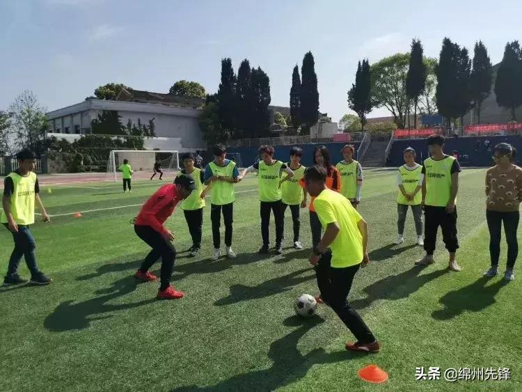 长着外国脸就行!教中国孩子踢球的“洋教练”可能就是一卖小面的