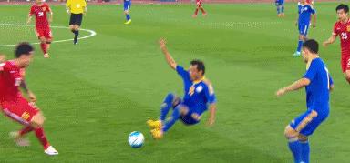 足球精彩突破集锦gif,国足vs越南把自己晃倒gif