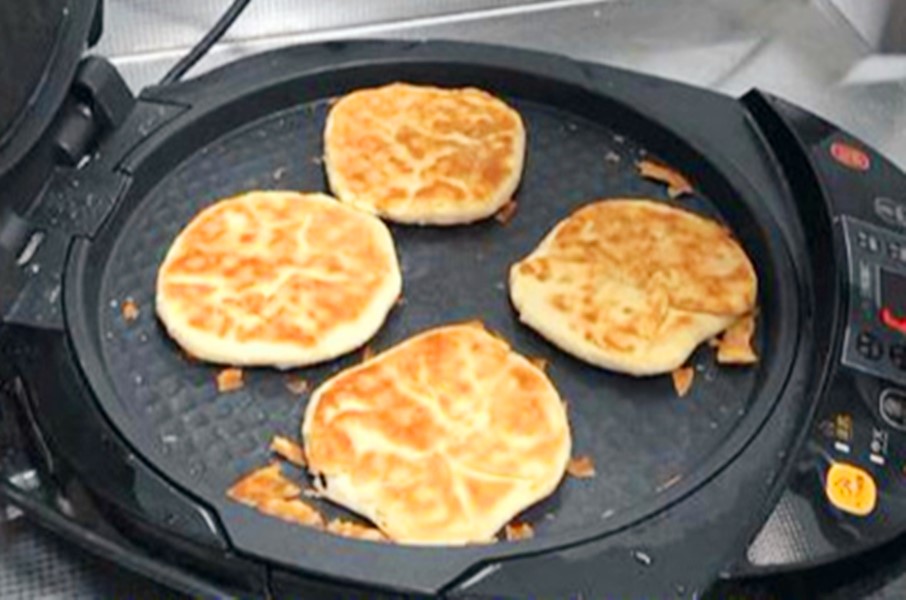 一碗面粉两个鸡蛋香甜又酥脆,面粉鸡蛋简单早餐10分钟搞定