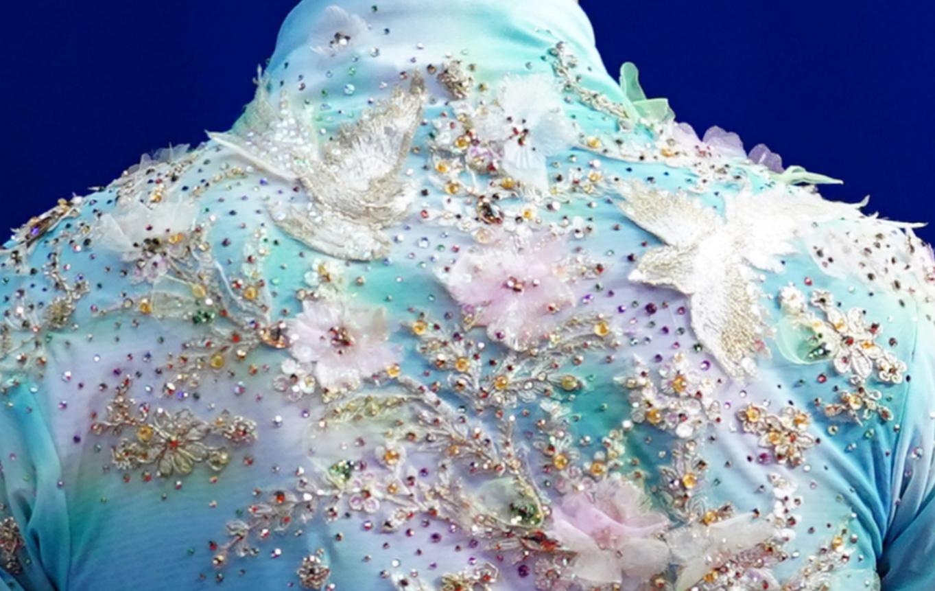 羽生结弦穿花衬衫2018,羽生结弦花衬衫拼接款