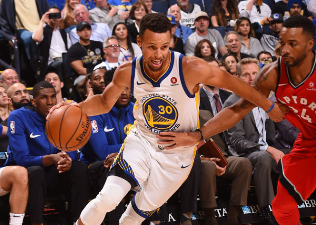 心疼！一战术时隔73年首次出现，库里又成马蜂窝，卢真是鬼才