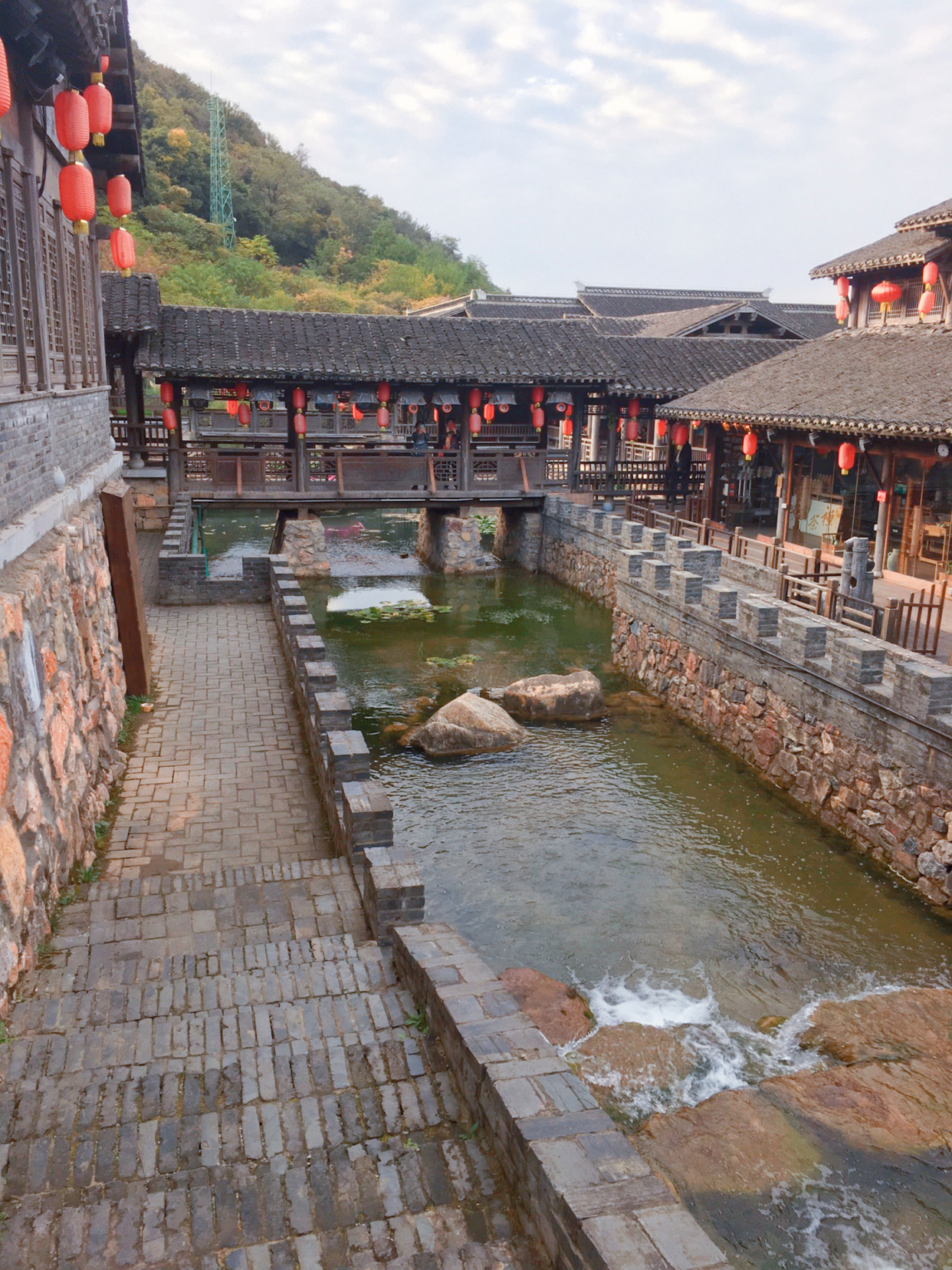 江苏“傲娇”古村，游客买东西用铜板，景区建议不给纸币和扫码