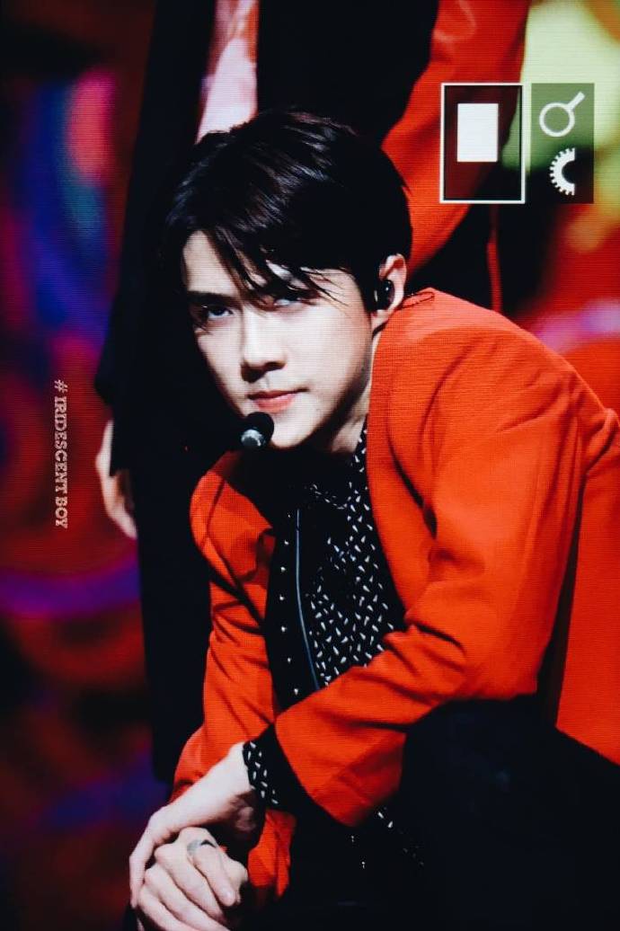 吴世勋油头港风发型上热搜，这个男人帅起来，抬头纹都写着“欲”