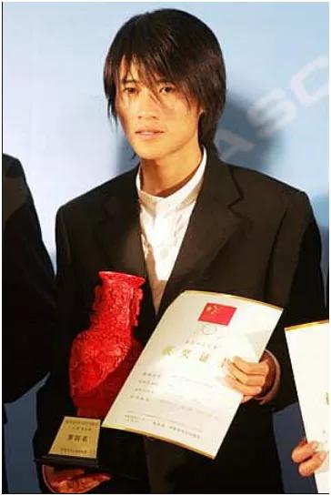 韩寒主要靠什么生存,38岁韩寒年轻图