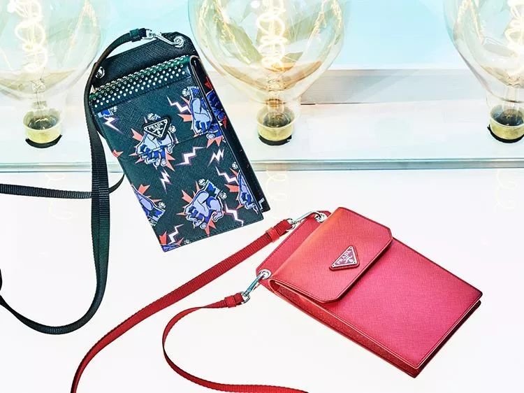 小哥哥答应我别再背双肩包了好吗？挂脖包才是时下潮男必备