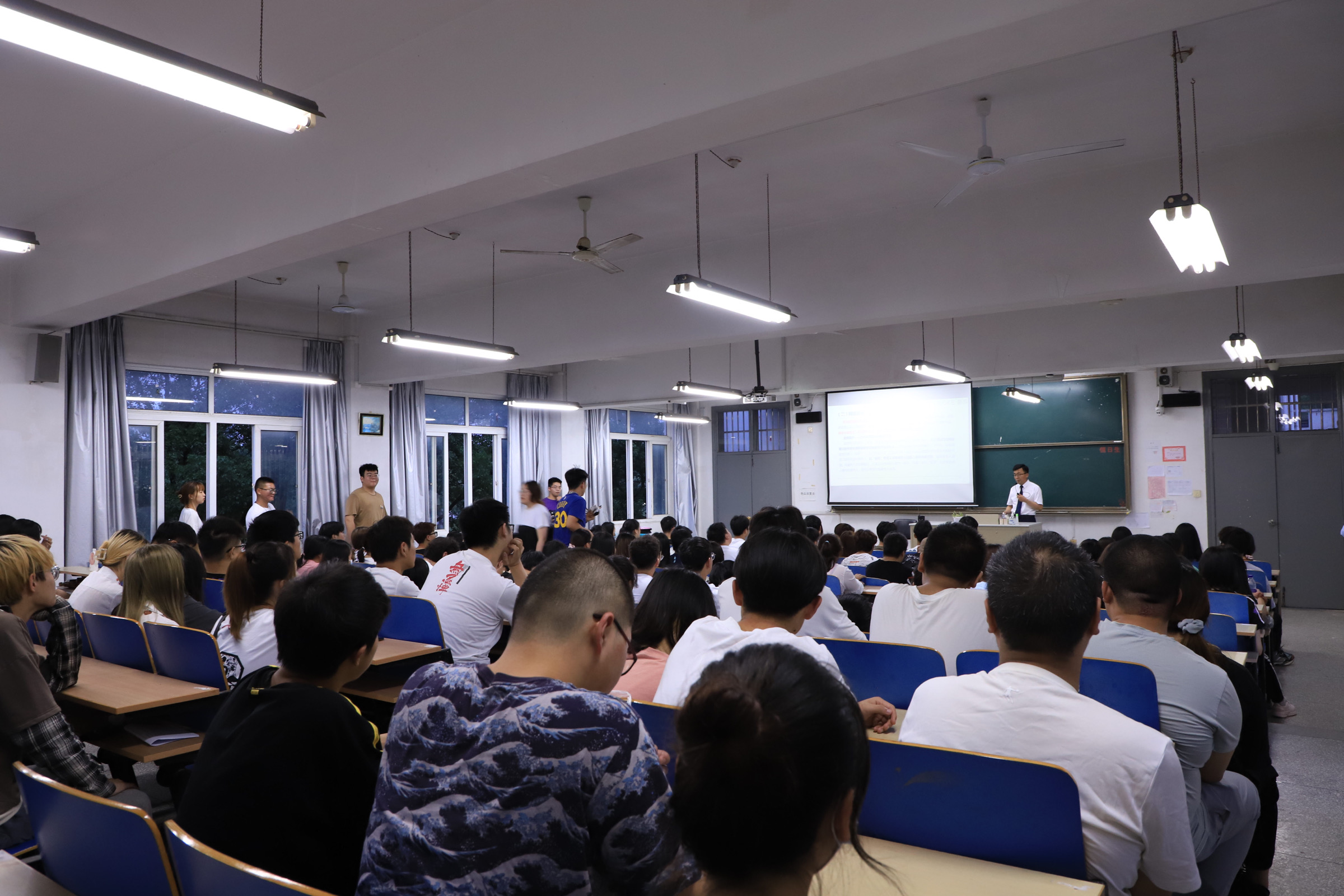 学*党**史践行我为群众办实事—王纯律师走进大学开展反诈维权讲座