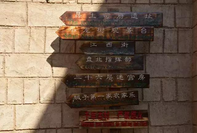 云南这个村子百家相连,一不留神就走到人家房顶上了