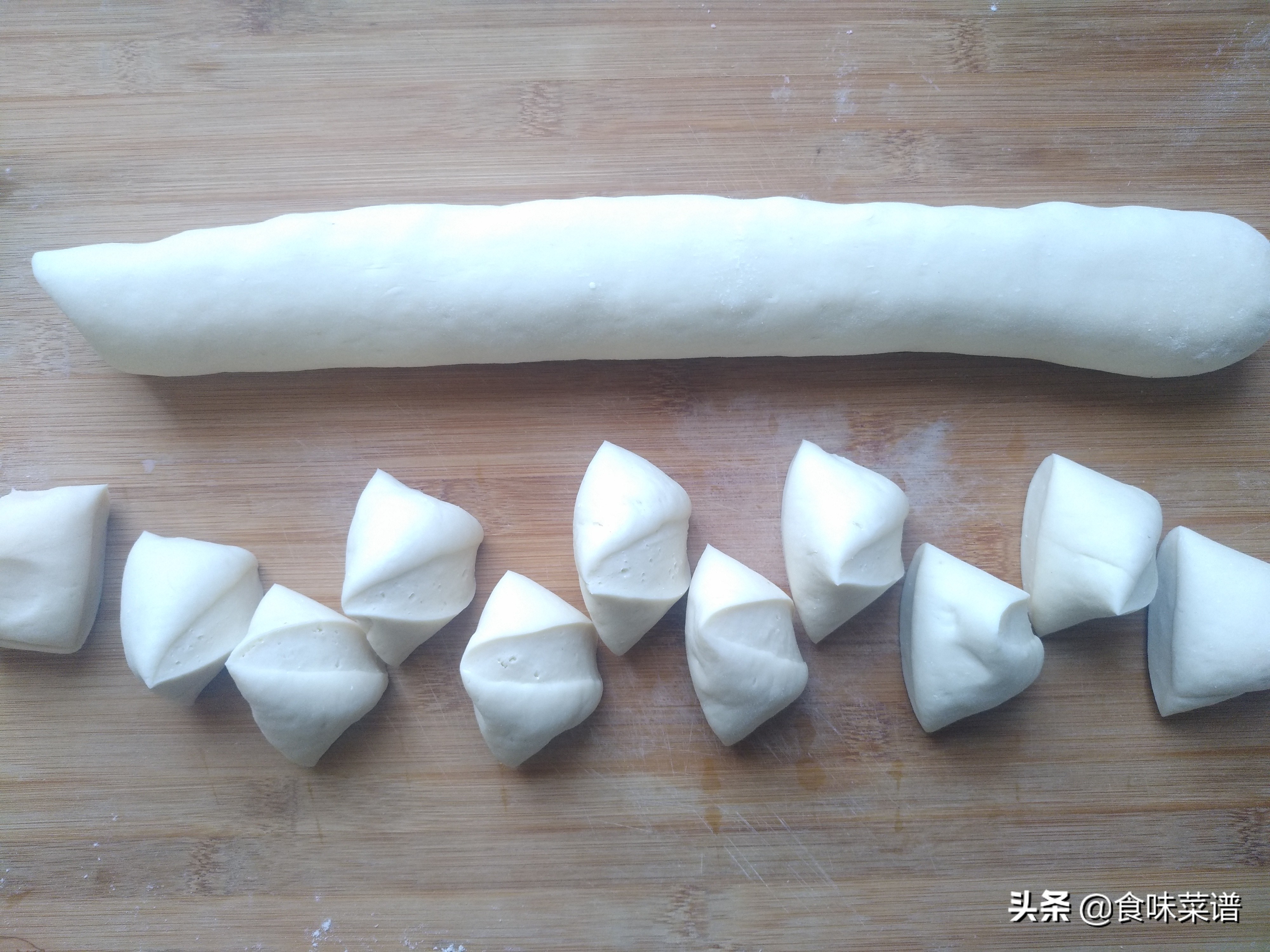 白菜肉包最好吃的做法，色香味美，松软不塌陷，原来做法这么简单