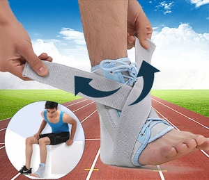 小李的脚受伤,小李崴脚