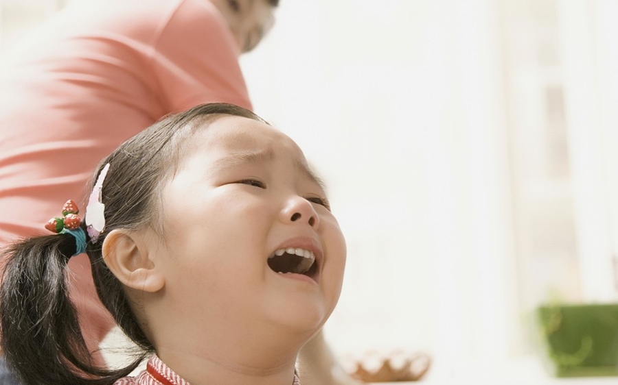 孩子总是偷涂口红怎么办,女儿偷抹妈妈口红怎么引导