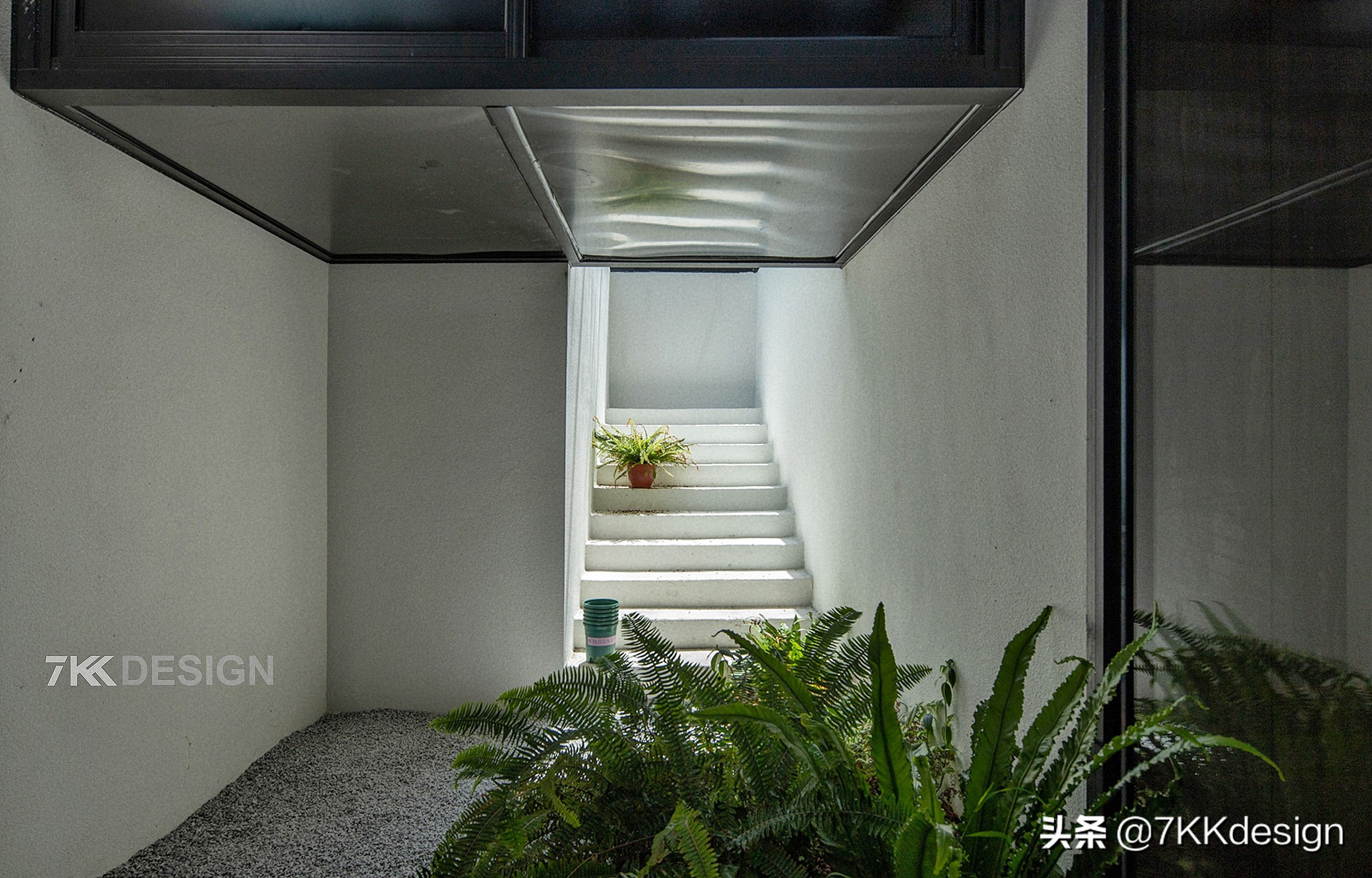 海边联排别墅小院实景现代轻奢,独栋带院子的小别墅年代感