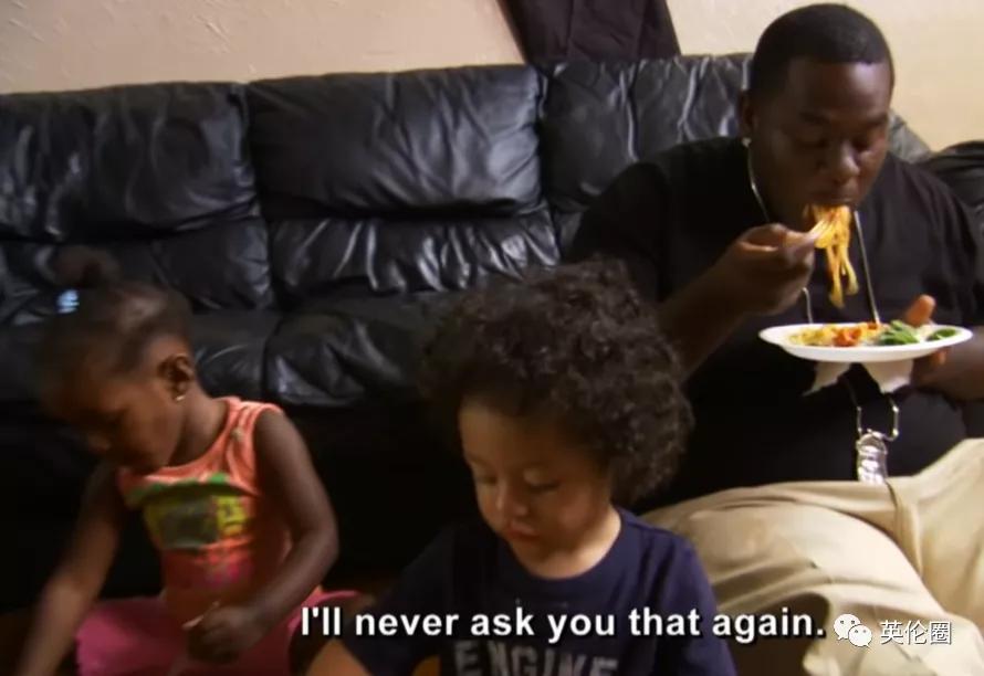 她逼全家120s洗完澡，给孩子吃过期肉...男友：我还是爱她