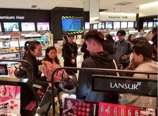 简历如何脱颖而出？面试得注意什么？大学生们参观屈臣氏收获满满