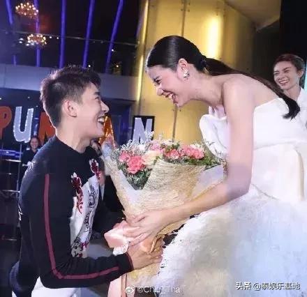 泰星和女友同框,泰星甜蜜日常生活