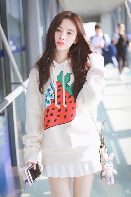 鞠婧祎气质清纯可爱,鞠婧祎渔网袜日常搭配高级感御姐