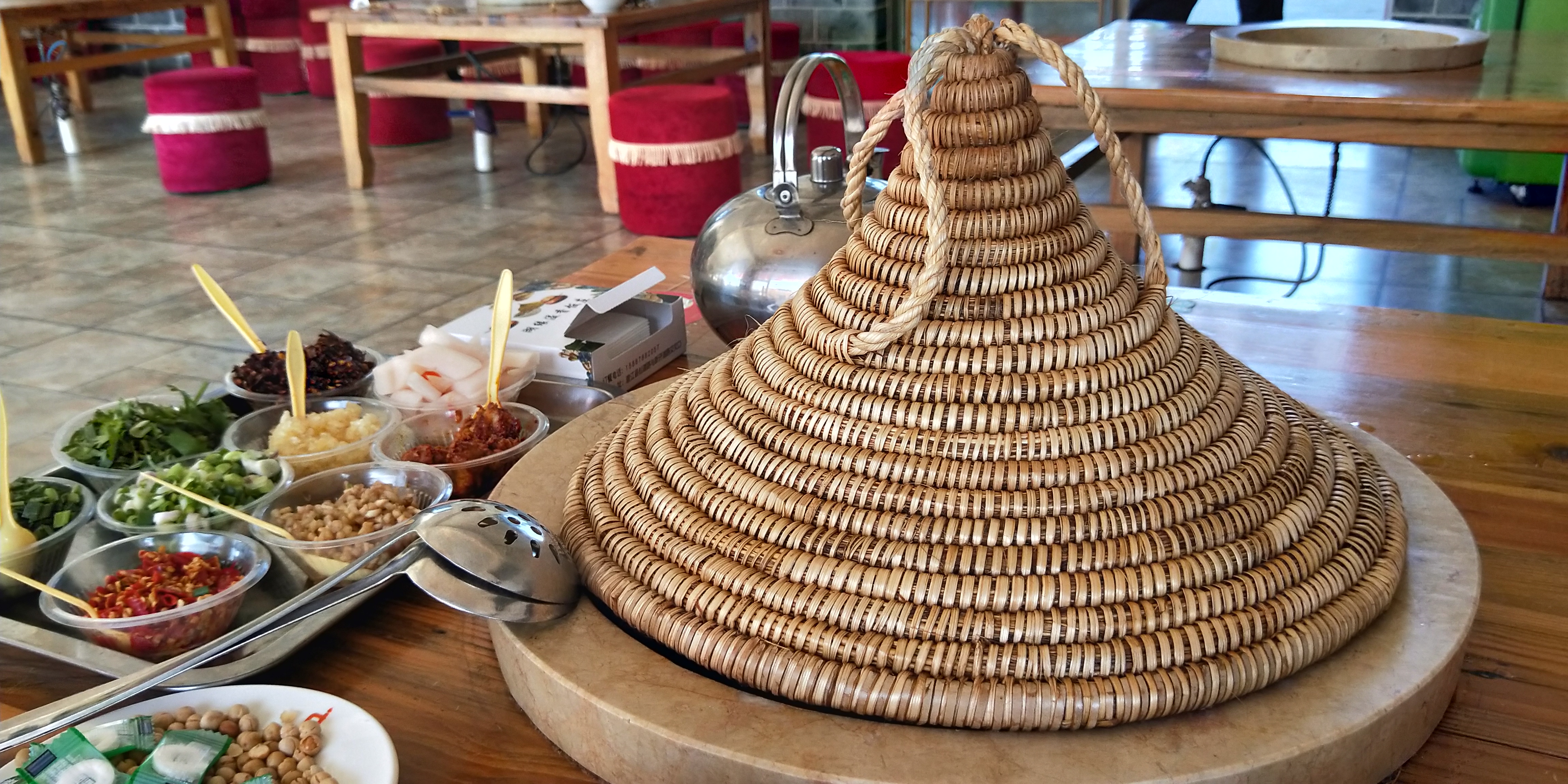 躲在草帽下的美味，吃过就上瘾，食客就算开车两小时车去吃也值得