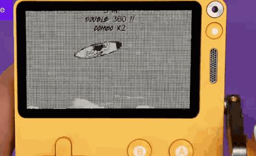 《大鹅模拟器》开发商做的那款“转笔刀掌机”，马上就要面世了