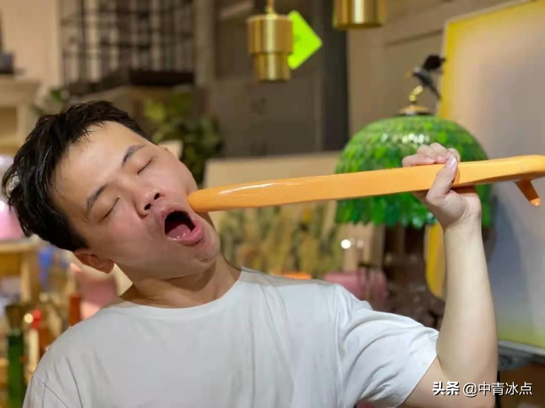 出生时大脑缺氧，上学时遭受*力暴**，脱口秀演员小佳走红背后——用“逗你笑”与命运和解