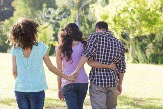 妹妹与姐姐抢男朋友,妹妹跟姐姐抢丈夫电视剧