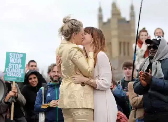 伦敦大混乱！*威示**者“血染”财政部，躺尸唐宁街，这是要上天？