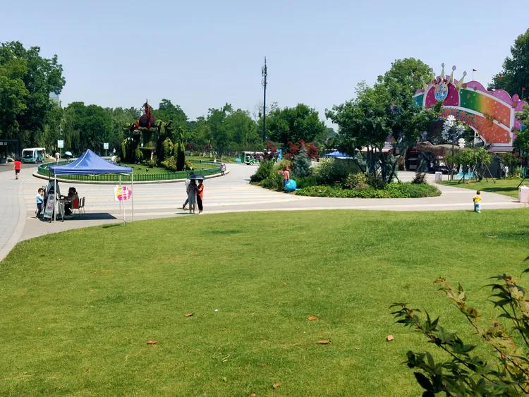 曾作为禁地，与外界隔绝二百六十多年的“玄武湖”，今日锣鼓喧天