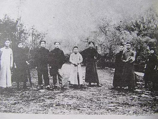 毛*东泽**的入*党**介绍人是谁?在“一大”上受过何等“特殊”待遇?毛*东泽**与*共中**“一大”的四大历史之谜