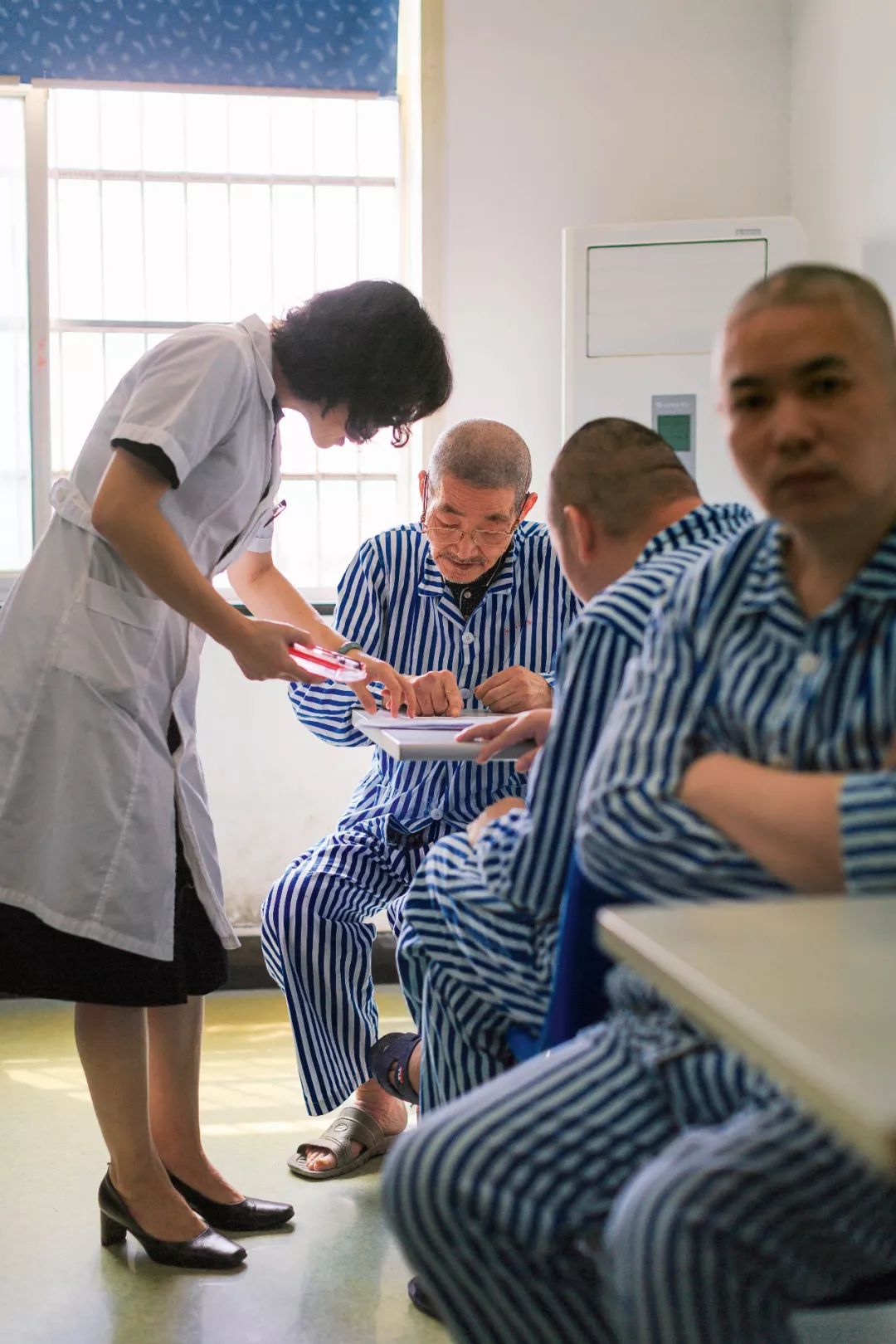 精神病患者从疯人院逃出,精神病院逃不出来的精神病人