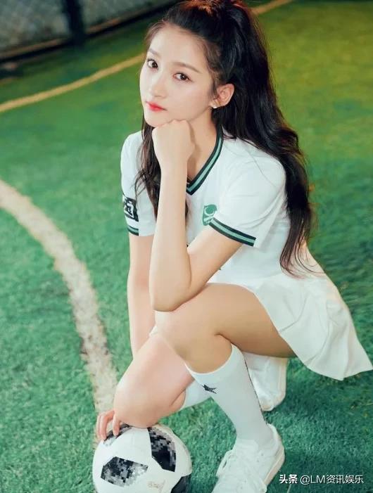 关晓彤化身足球宝贝助力世界杯,关晓彤足球宝贝装